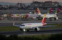 Aviones TAP e Iberia en pista en Lisboa