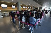 Utasok hosszú sora a bogotai repülőtéren