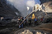 Cérémonie d'offrandes dans le volcan Bromo, Indonésie, le 5 juin 2023