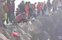 Los fieles arrojan sus ofrendas al cráter del volcán