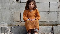 طفلة سورية لاجئة تجلس خارج خيمة عائلتها في مخيم للاجئين في بر الياس، سهل البقاع - لبنان. 2023/03/05