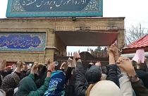 Familiares das menores protestam diante do Ministério da Educação do Afeganistão