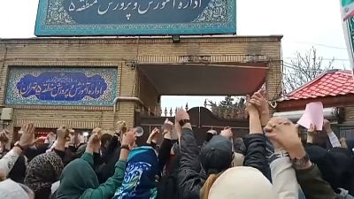 Familiares das menores protestam diante do Ministério da Educação do Afeganistão