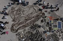 صورة جوية   لأكوام النفايات التي جمعها غواصون متطوعون في جزيرة سانتوريني.