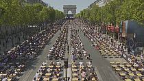 Diktat-Schreiben auf den Champs-Elysées in Paris