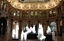 Uma vista da impressionante exposição na Gallerie D'Italia em Milão