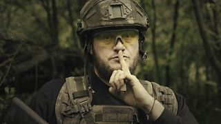 جندي أوكراني يقوم بإشارة الصمت