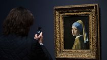 'La joven de a perla' de Vermeer que pertenece al museo Mauritshuis de La Haya pero fue prestada para la exposición de Ámsterdam