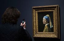 'La joven de a perla' de Vermeer que pertenece al museo Mauritshuis de La Haya pero fue prestada para la exposición de Ámsterdam