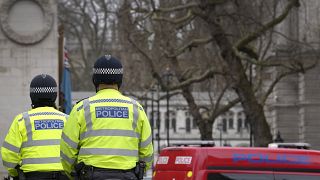  عناصر من الشرطة البريطانية، يتجولون في وستمنستر في لندن