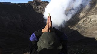 Ein Gläubiger auf Java betet am Krater des Bromo-Vulkans