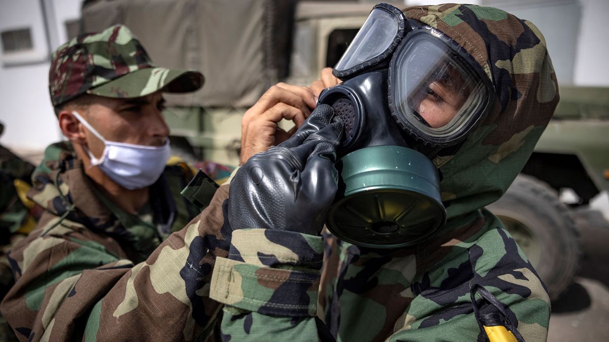 جندي من القوات المغربية يشارك في وحدة الإنقاذ والإغاثة خلال محاكاة التعرض لخطر بيوكيميائي في أغادير. 2021/06/15