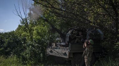 Soldados ucranianos disparan contra el objetivo aéreo ruso en la línea del frente cerca de Bajmut, en la región de Donetsk, Ucrania, lunes 5 de junio de 2023.