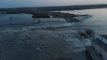 Imagem retirada de um vídeo publicado na conta do Twitter do Presidente da Ucrânia mostra a barragem parcialmente destruída