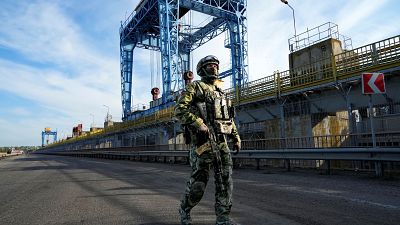 Российский солдат на захваченной Каховской ГЭС