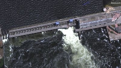Imagen captada por satélite por Maxar Technologies de la presa de Kajovka parcialmente dañada