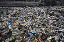  شواطئ بحر العرب مليئة بالبلاستيك ونفايات أخرى في مومباي، الهند،  4 يونيو 2018.