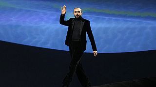  المصمم السعودي محمد آشي بعد تقديم مجموعة آشي ستوديو "هوت كوتور" لربيع وصيف 2023 في باريس، 25 يناير 2023.