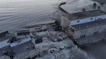 Dieses Bild aus einem vom ukrainischen Präsidialamt zur Verfügung gestellten Video zeigt den beschädigten Kachovka-Damm in der Nähe von Kherson, Ukraine, 6. Juni 2023