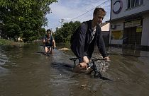 Menschen im vom zerstörten Staudamm überfluteten Gebiet in der Ukraine