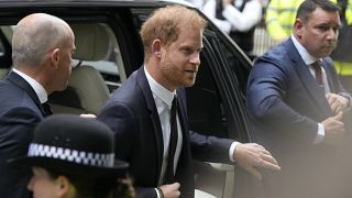 Harry herceg érkezése a bíróság épületéhez, 2023. június 6.