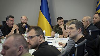 Le président ukrainien Volodymyr Zelensly en conseil de sécurité, étudiant la situation du barrage de Kakhovka, le 6 juin 2023