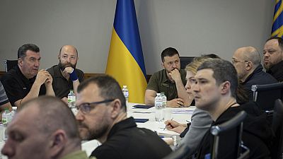 Le président ukrainien Volodymyr Zelensly en conseil de sécurité, étudiant la situation du barrage de Kakhovka, le 6 juin 2023