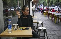  امرأة بمقهى في منطقة تاجريش التجارية دون ارتداء الحجاب الإسلامي الإلزامي في شمال طهران، إيران، 29 أبريل 2023.