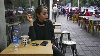  امرأة بمقهى في منطقة تاجريش التجارية دون ارتداء الحجاب الإسلامي الإلزامي في شمال طهران، إيران، 29 أبريل 2023.