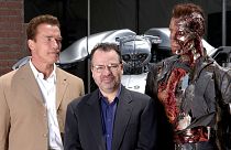 آرنولد شوارتزنگر بازیگر، سمت چپ، جان ماستو، کارگردان در مرکز، با ربات «ترمیناتور ۳»؛ ۲۰۰۳