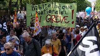 A França mobilza-se pela décima quarta jornada contra a reforma das pensões, apesar de a lei estar aprovada