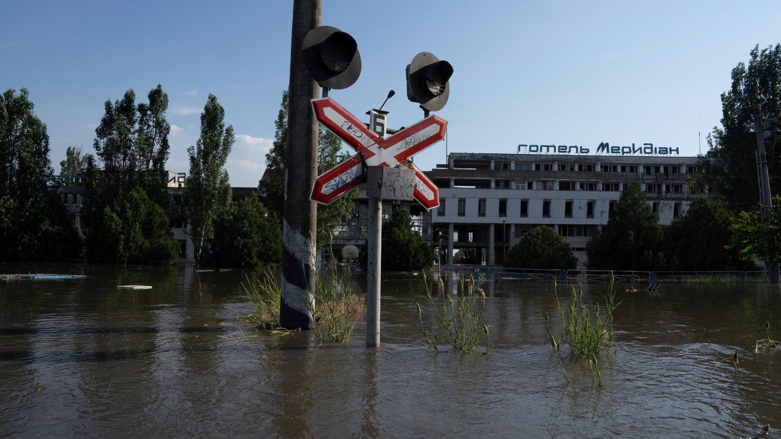شاهد: فرار مئات السكان بعد انهيار سدّ كاخوفكا جنوب أوكرانيا | Euronews