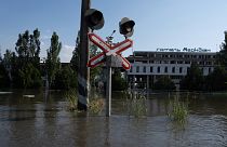 المياه تغمر شوارع خيرسون جنوب أوكرانيا بعد تفجير سد كاخوفكا