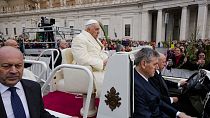 البابا فرانسيس يصل للاحتفال بقداس أحد الشعانين في ساحة القديس بطرس بالفاتيكان، 2 أبريل 2023