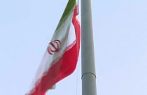 رفع العلم الإيراني داخل السفارة في الرياض