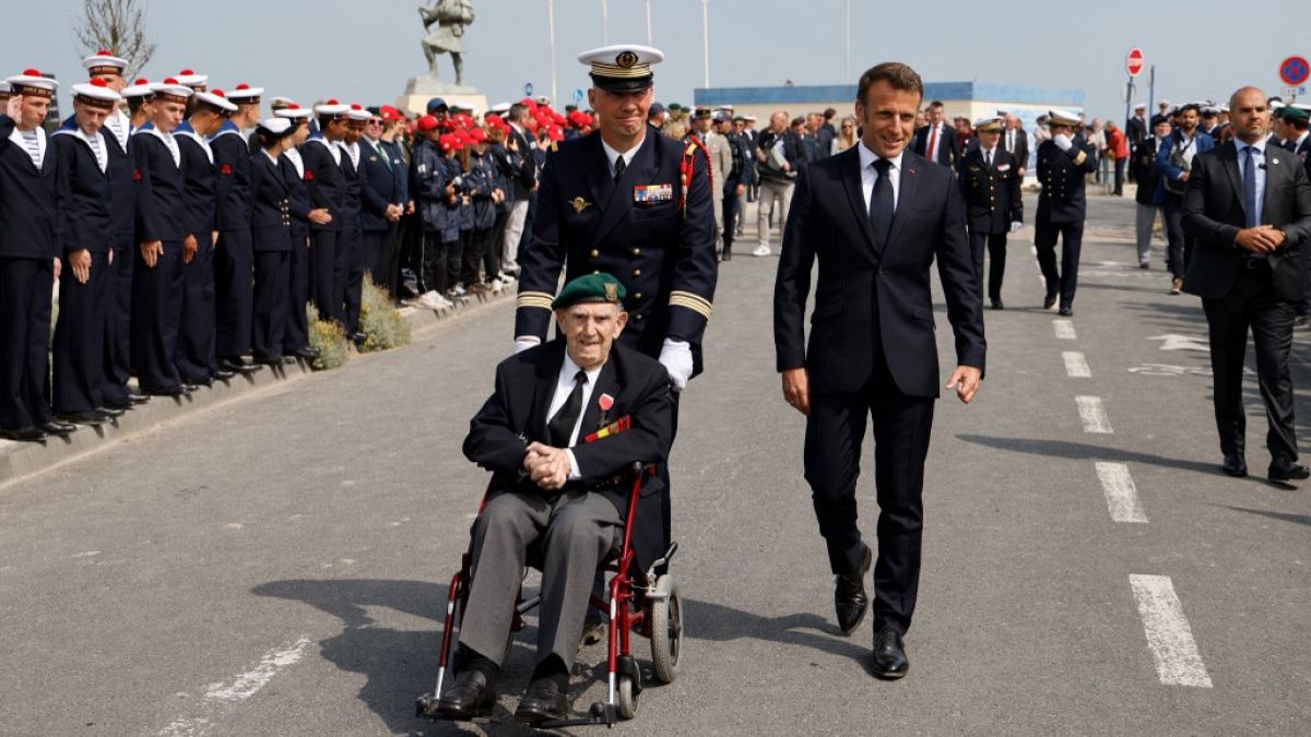 French President Emmanuel Macron (front R) and French WWII veteran of the Commando Kieffer Leon Gautier (C).