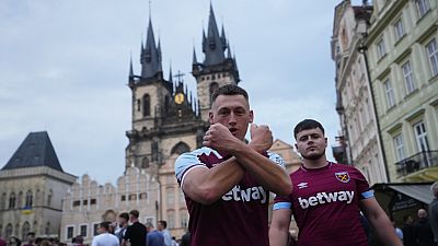 Aficionados del West Ham United se reúnen en la Plaza de la Ciudad Vieja de Praga, República Checa, el martes 6 de junio de 2023,