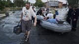 Más de 900 personas tuvieron que ser evacuadas el martes de zonas inundadas en los territorios controlados por Rusia en la margen izquierda del río Dniéper. 