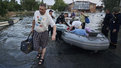 Más de 900 personas tuvieron que ser evacuadas el martes de zonas inundadas en los territorios controlados por Rusia en la margen izquierda del río Dniéper. 