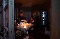 عائلة تتناول العشاء على ضوء الشموع بسبب انقطاع الكهرباء في ناغورني قره باغ