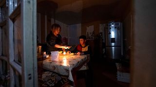 عائلة تتناول العشاء على ضوء الشموع بسبب انقطاع الكهرباء في ناغورني قره باغ
