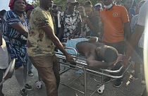 Varias personas transportan a un herido tras rescatarlo de una casa que se derrumbó tras un terremoto en Jeremie, Haití, el 6 de junio de 2023.