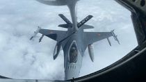 أثناء تزويد طائرة إف-15 بالوقود في الهواء