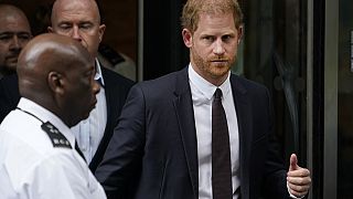 Harry herceg távozik a bíróságról 