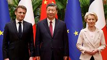 El presidente de China, Xi Jinping, en el centro, su homólogo francés, Emmanuel Macron, a la izquierda, y la presidenta de la Comisión Europea, Ursula von der Leyen, en Pekín.