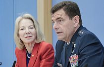 La embajadora de Estados Unidos en Berlín AMy Gutmann junto al jefe de la Guardia Nacional Aérea también estadounidense, Michael A. Loh.