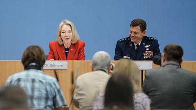 L'ambassadrice des États-Unis en Allemagne, Amy Gutmann, et le directeur de la Garde nationale aérienne des États-Unis, Michael A. Loh, à Berlin, le 7 juin 2023.