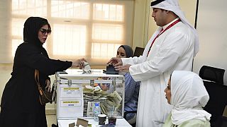 امرأة تدلي بصوتها لانتخابات مجلس الأمة في مدرسة الجزائر بمدينة الكويت، 6 يونيو 2023.