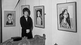 Françoise Gilot, junto a algunas de sus obras, en 1965