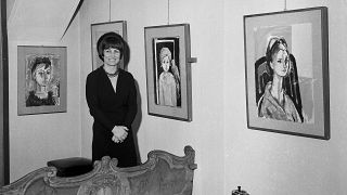 Françoise Gilot, junto a algunas de sus obras, en 1965